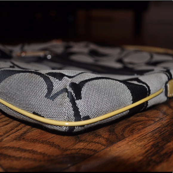 Medium sized COACH purse - Picture 3 of 8