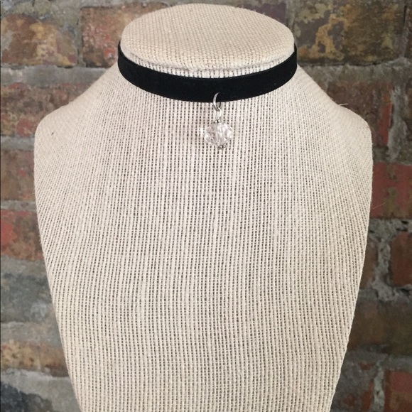 White choker necklace - Picture 2 of 3