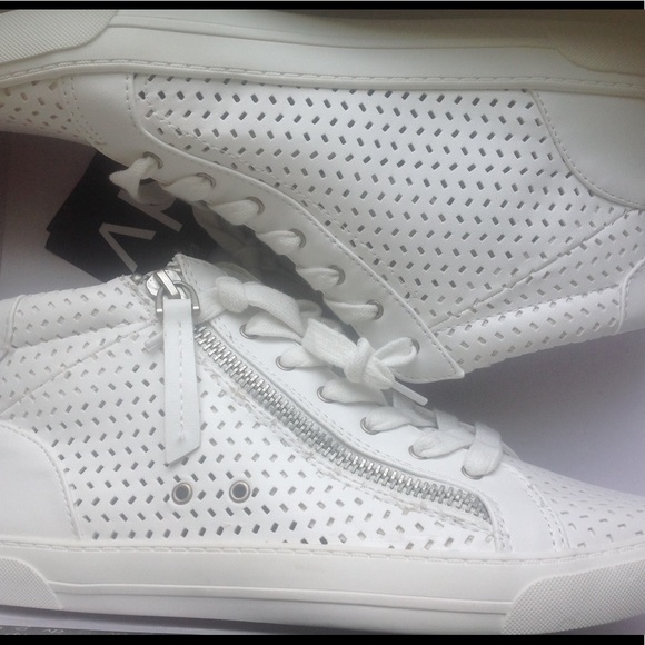 Dolce Vita "Ruth" White slip on zipper detail shoe - Picture 4 of 8