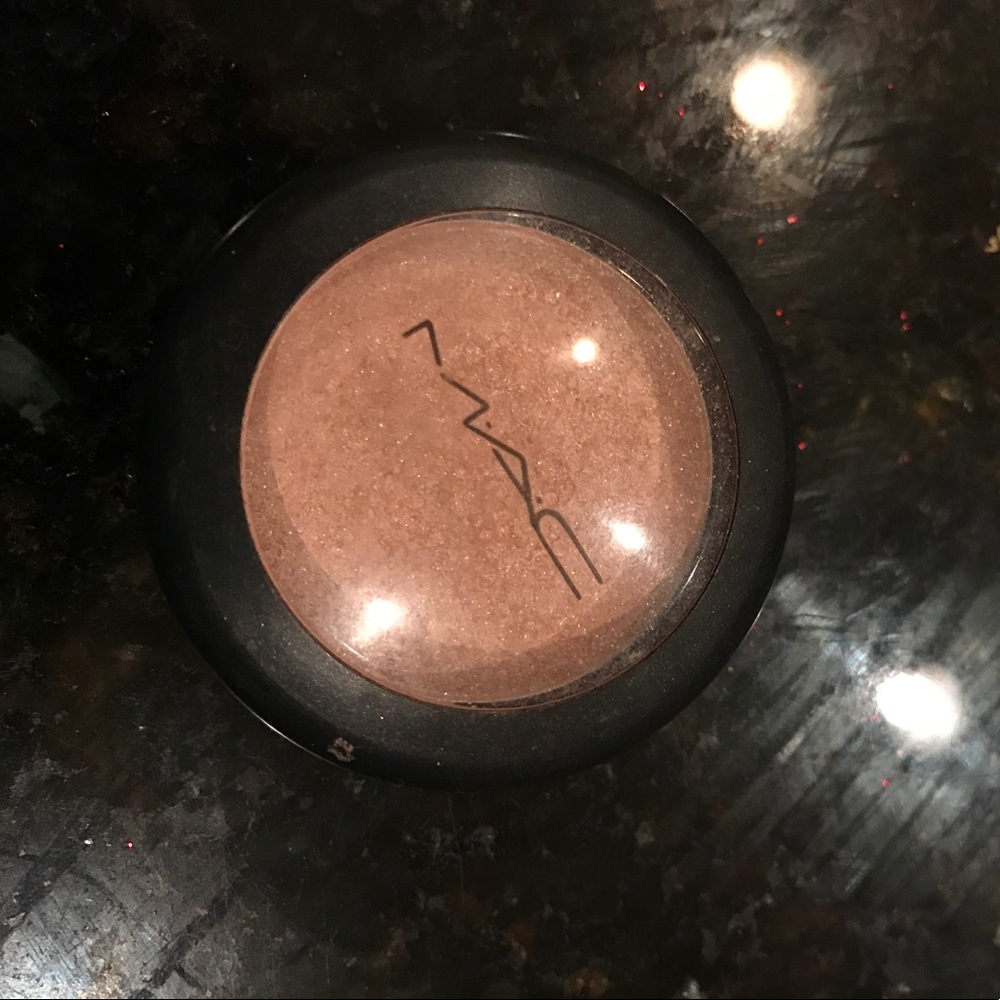 MAC pressed pigment eyeshadow/highlighter