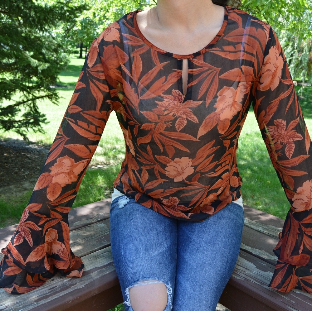🎉 HP 🎉 Chic Flowery Blouse with Ruffle Sleeves