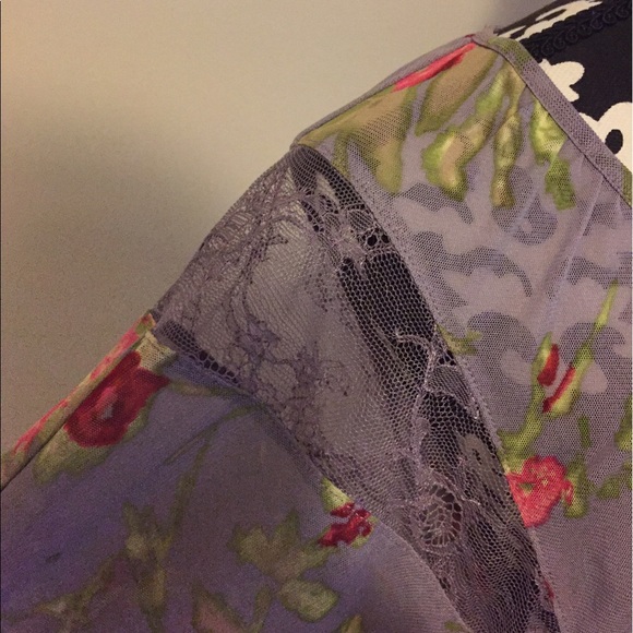 ☀️ Express Printed Top 🌟 Size M - Picture 3 of 4