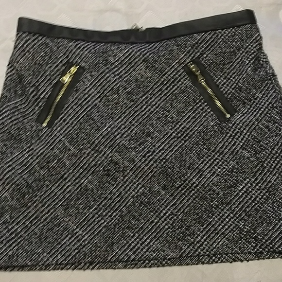 Black and white skirt - Picture 1 of 3