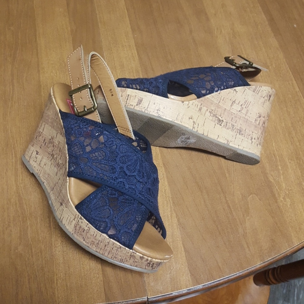 Pop blue lace wedges