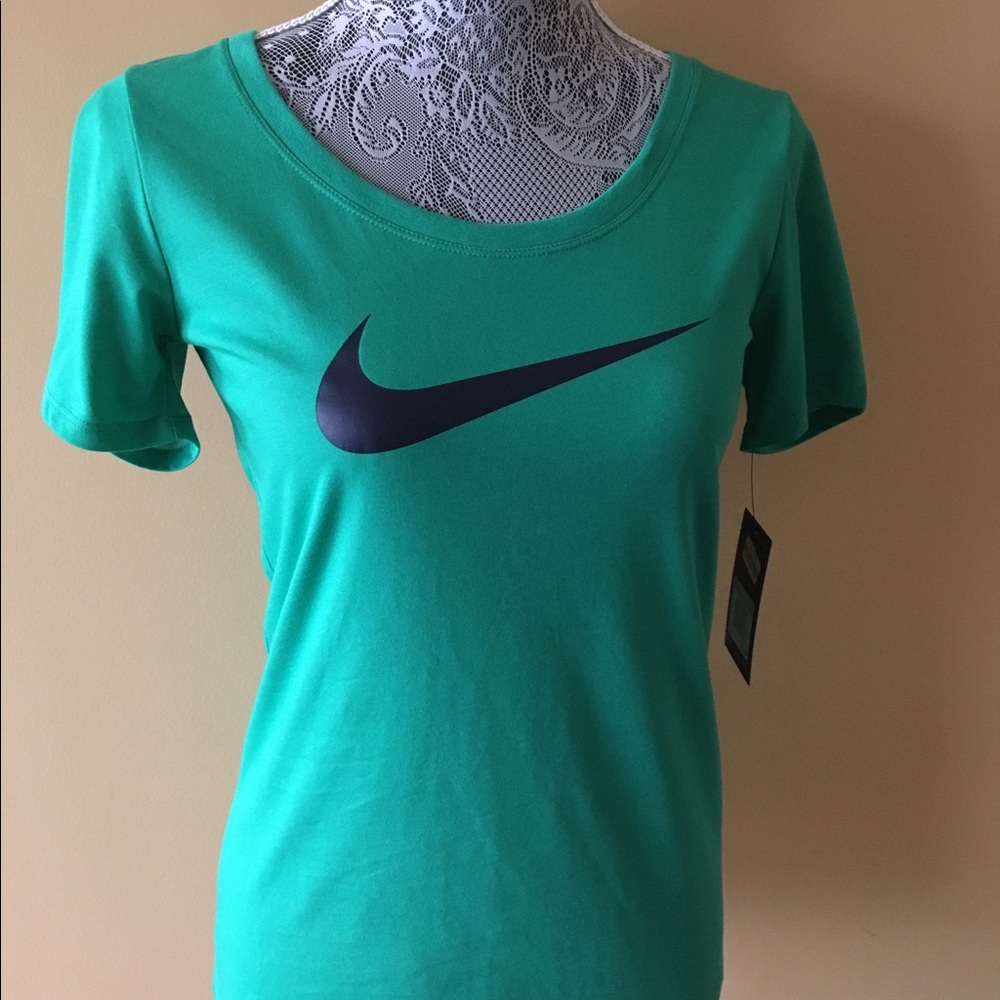 NWT NIKE T-SHIRT