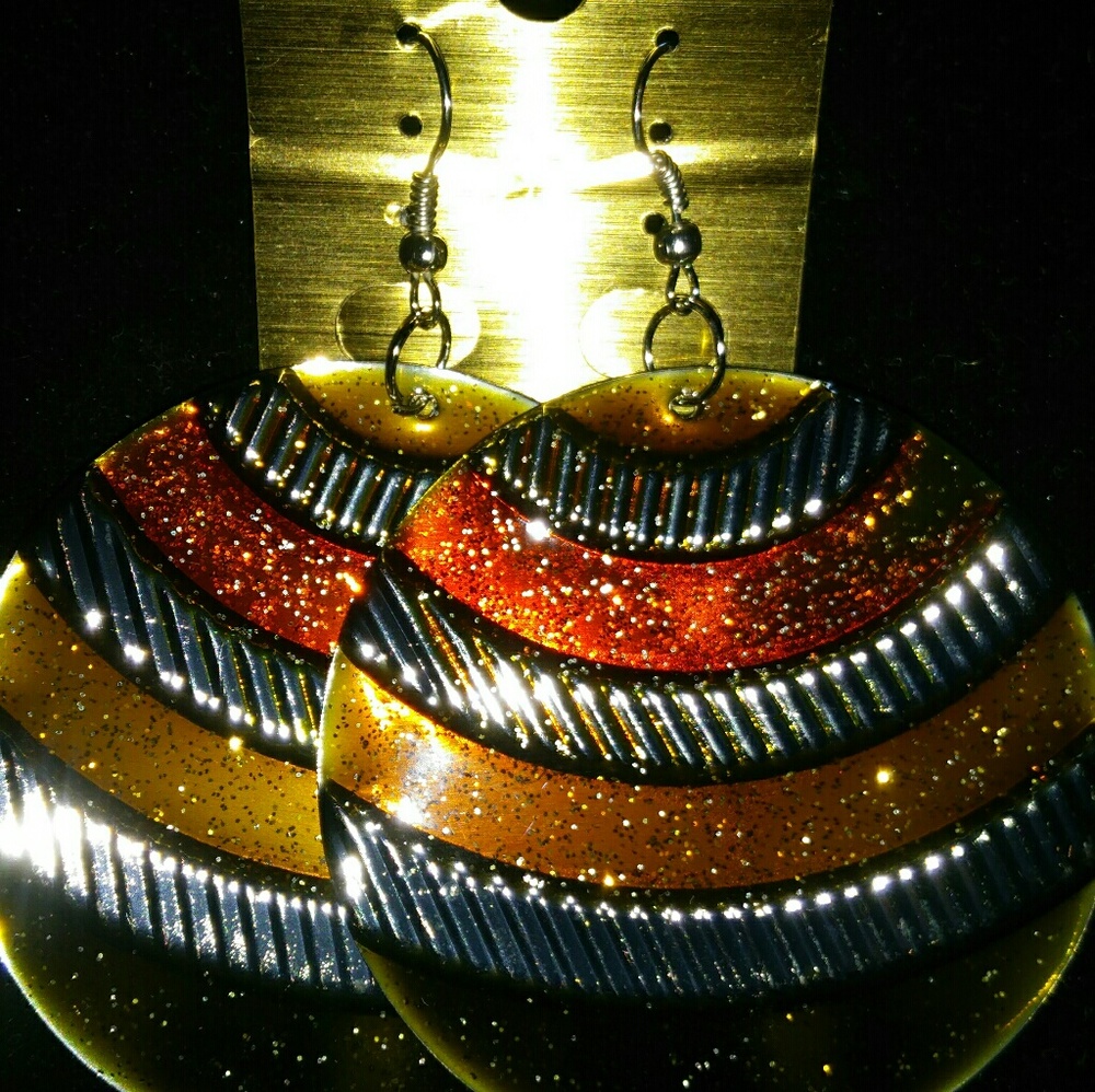 Earrings new 😁in package