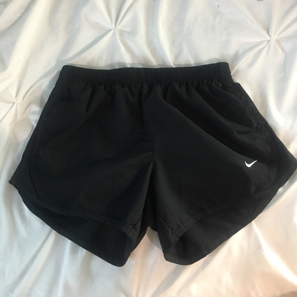 black nike women’s runner shorts