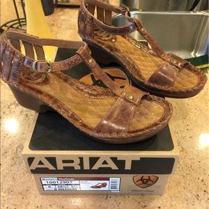 Ariat Shalimar T strap Sz 8 Cushioned Sandals New