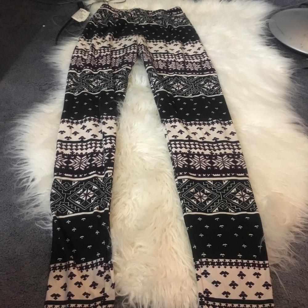 Black white & purple printed leggings