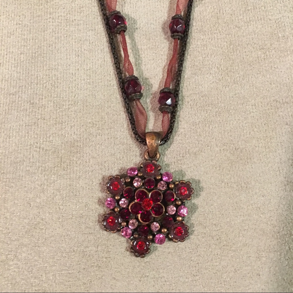 Beaded ribbon necklace with shiny stone pendant