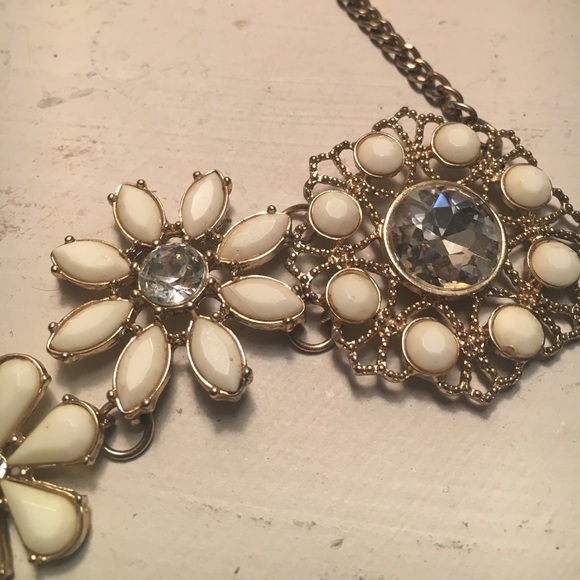 White flower Necklace - Picture 2 of 4