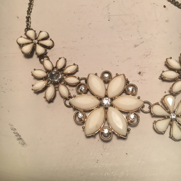 White flower Necklace - Picture 3 of 4