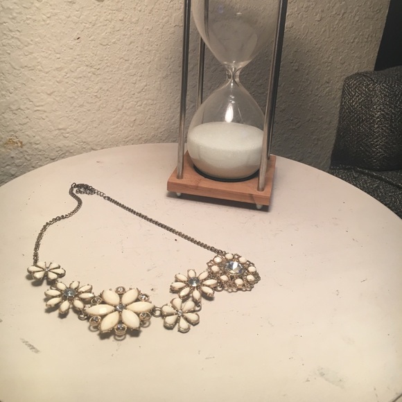 White flower Necklace - Picture 4 of 4