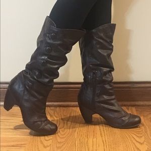 Boot w/ heel & button details