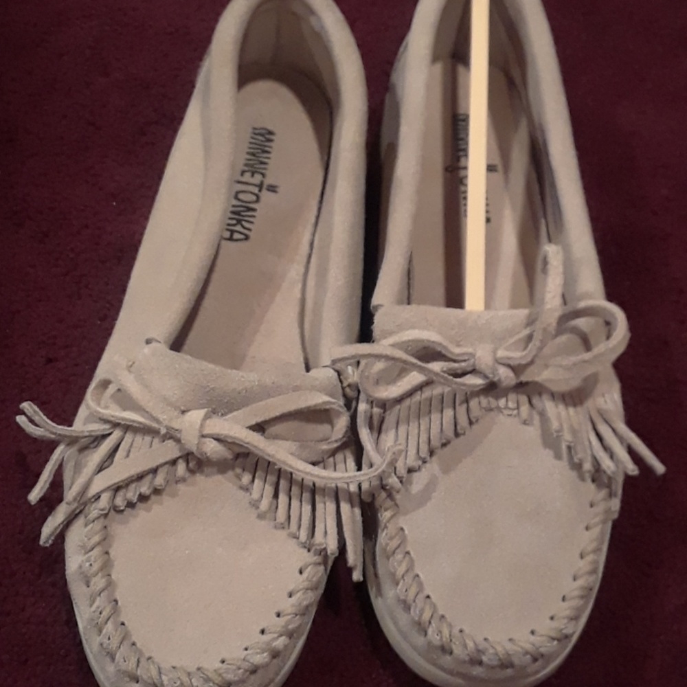 Minnetonka  Tan w/bow