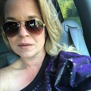 Meet your Posher, Lora