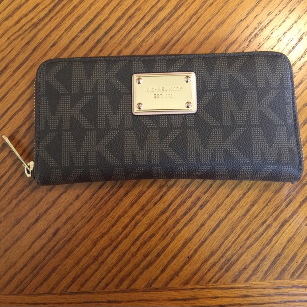 Micheal Kors Wallet (Final sale price)