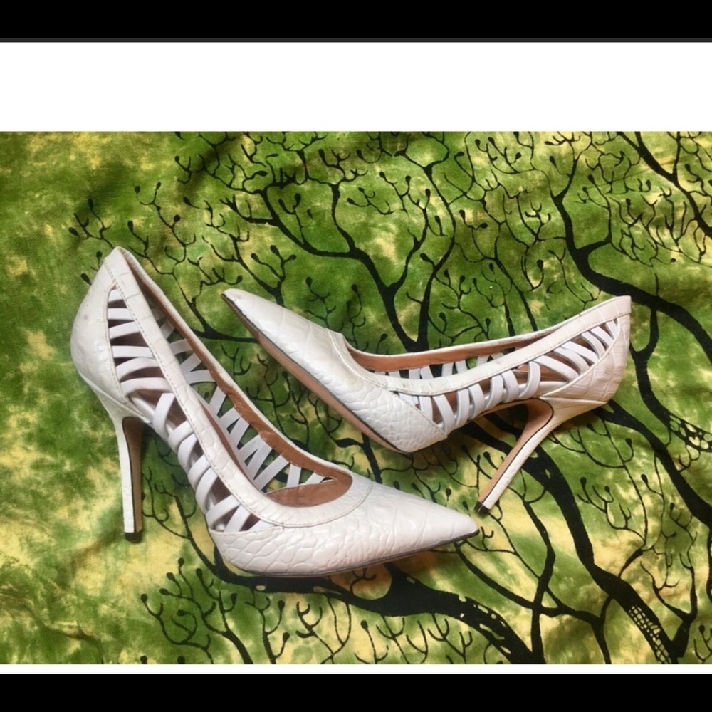 Rachel Ray White Cage Pumps