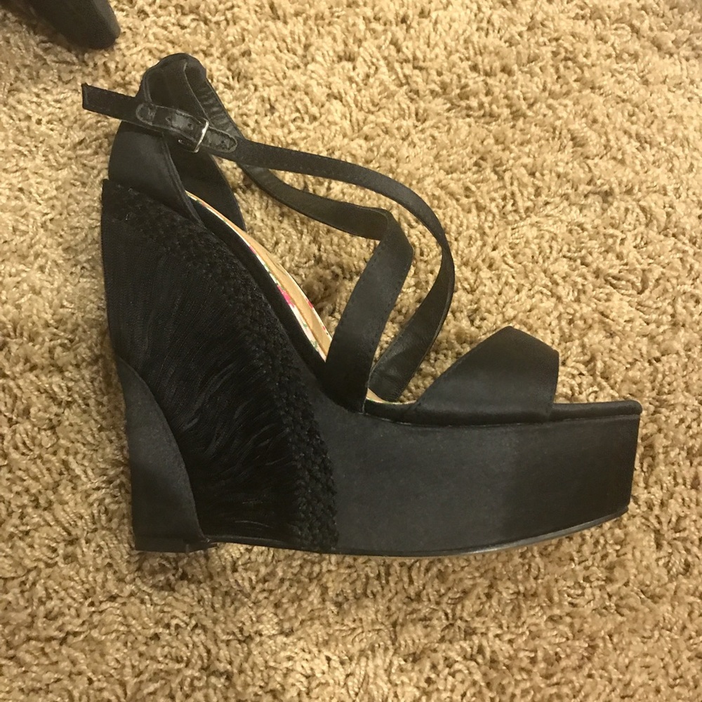 Very cute black wedges with detail!