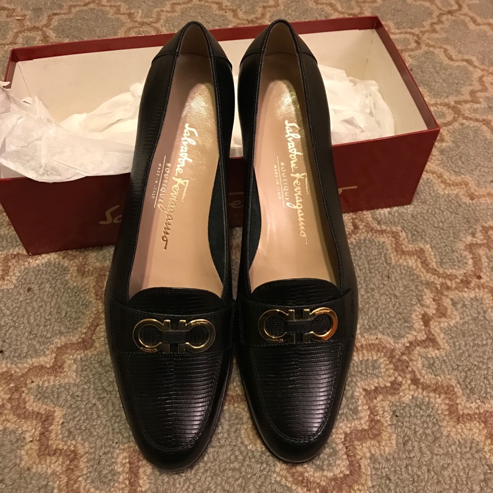 New in box Arcella Salvatore Ferragamo black flats