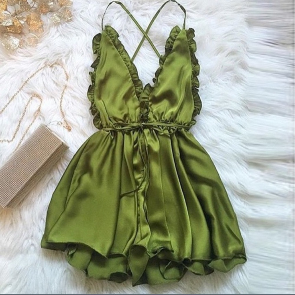 🔥NEW ARRIVAL🔥Flirty Green Satin Romper 💃🏼