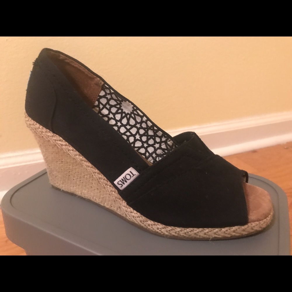 TOMS black canvas wedge 7.5