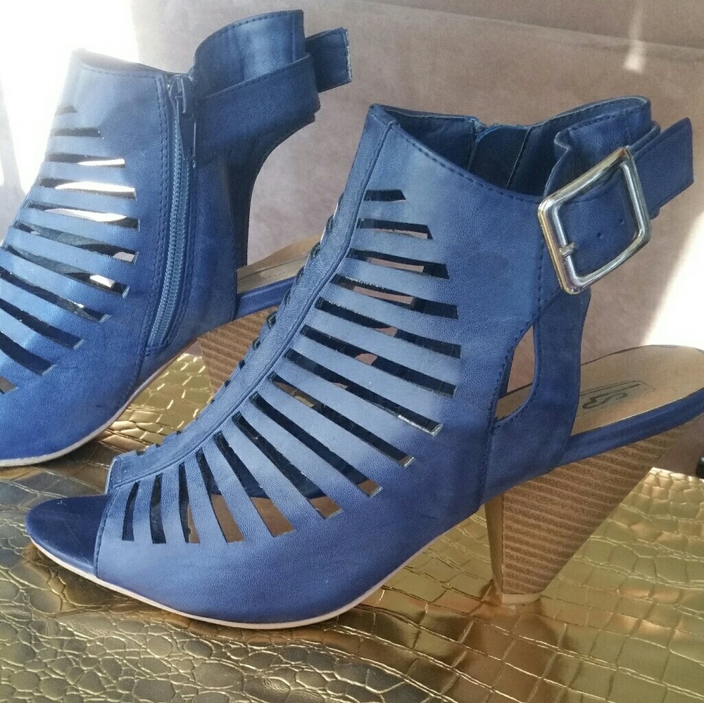 Leila Stone Faux Leather Blue Cutout Heel, sz 10