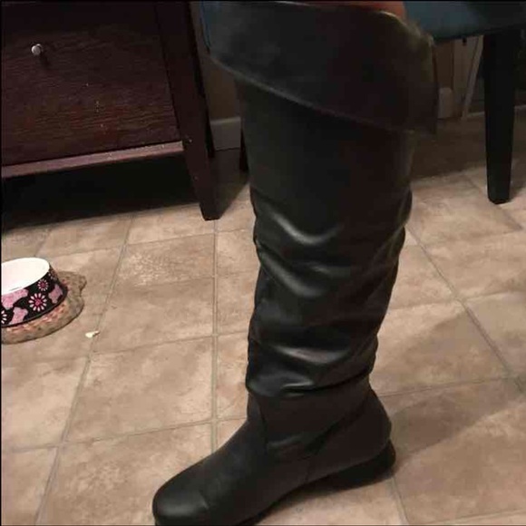 Size 7.5 knee high boots - Picture 2 of 3