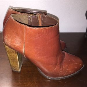 Steven by Steve Madden! Super super comfy!!!