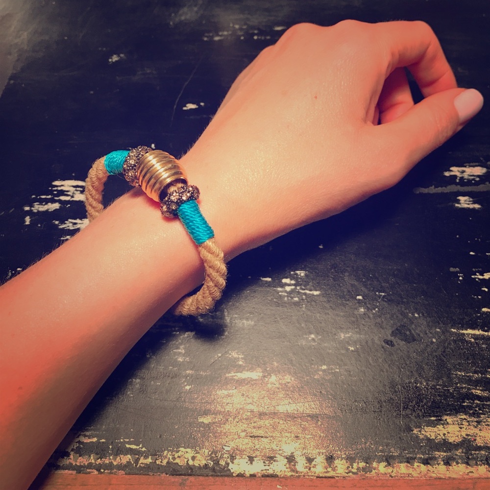 Cute top bracelet with gold and turquoise details