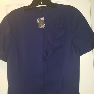 Beautiful rosette brand new short sleeve blouse