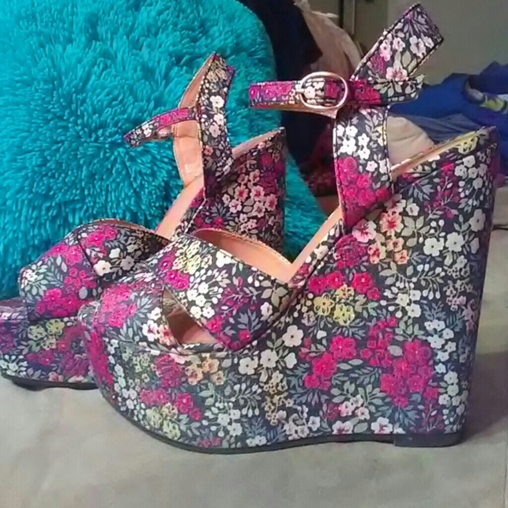 Xhilaration Floral Print Wedges