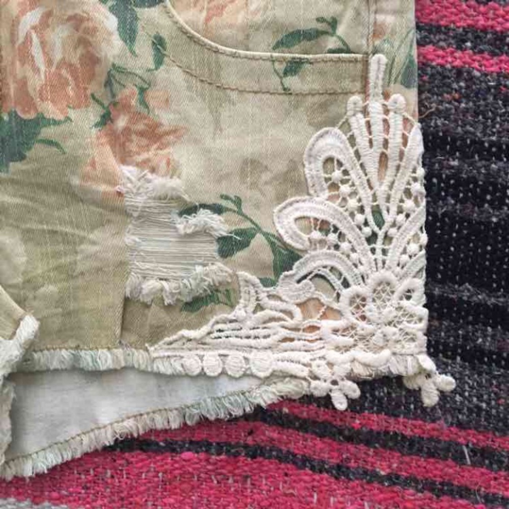 Flower pattern shorts with lace detail