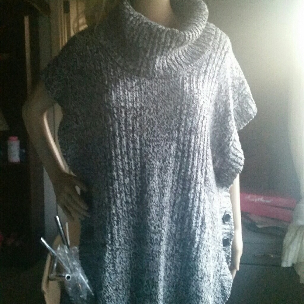 Short sleeve sweater