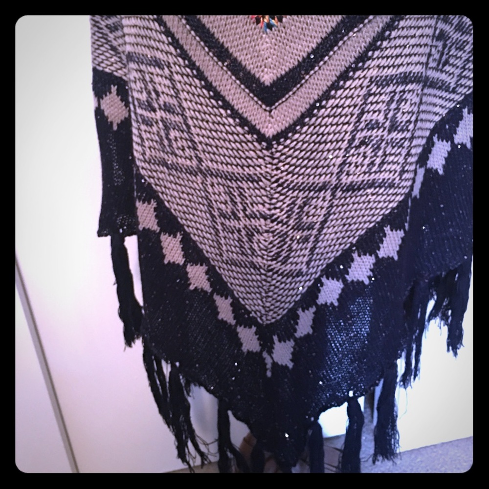 TIMELESS PONCHO - ONE SIZE FITS MOST - Picture 5 of 6