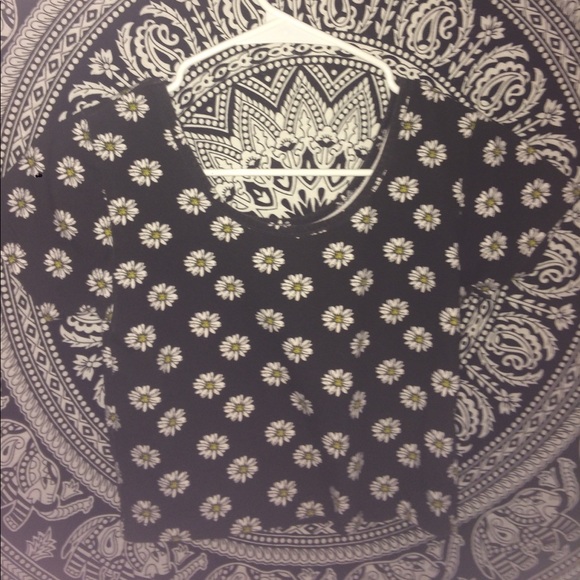 A crop top - Picture 1 of 4