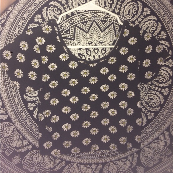 A crop top - Picture 2 of 4