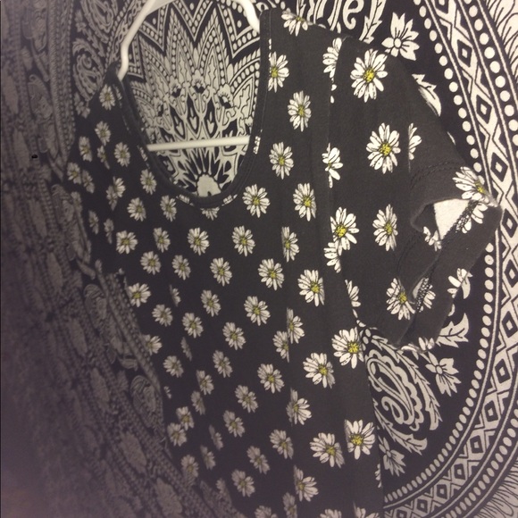 A crop top - Picture 3 of 4