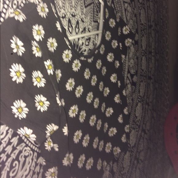 A crop top - Picture 4 of 4