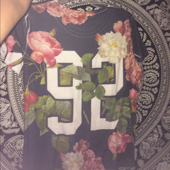 A t-shirt - Picture 2 of 4