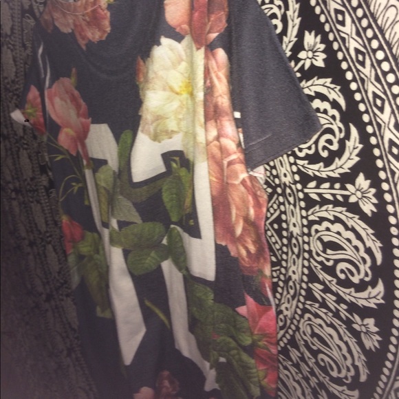 A t-shirt - Picture 3 of 4