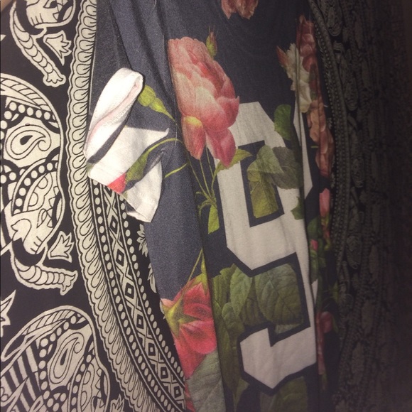 A t-shirt - Picture 4 of 4