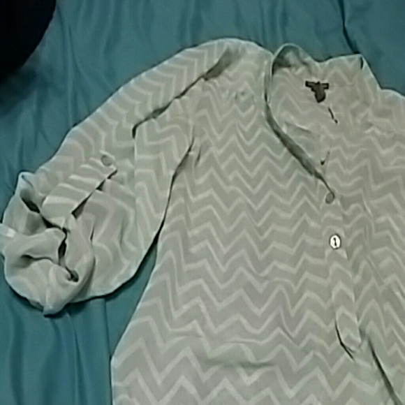 Sheer quarter longsleeve blouse - Picture 2 of 4