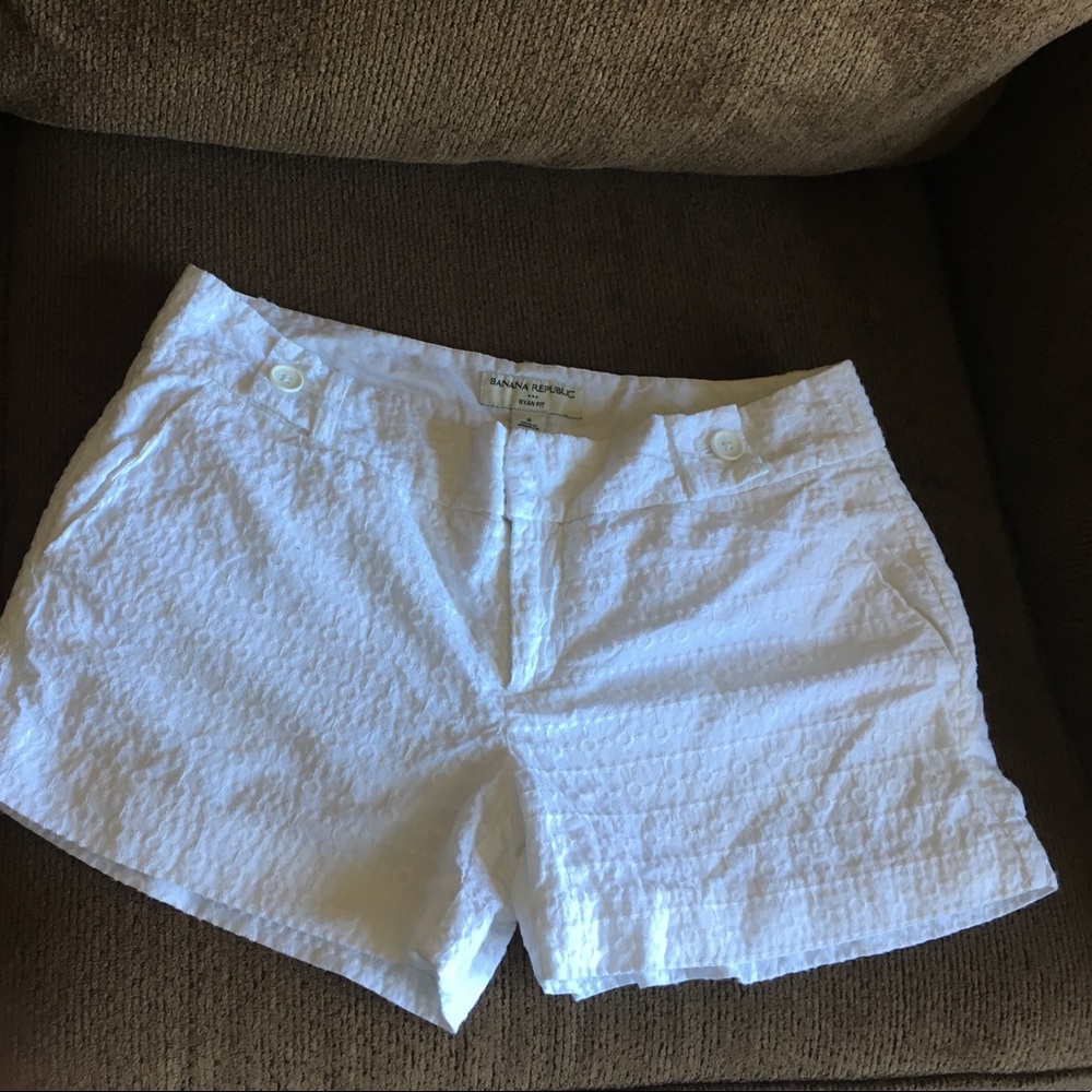 Banana Republic White Lined RYAN fit shorts size 6
