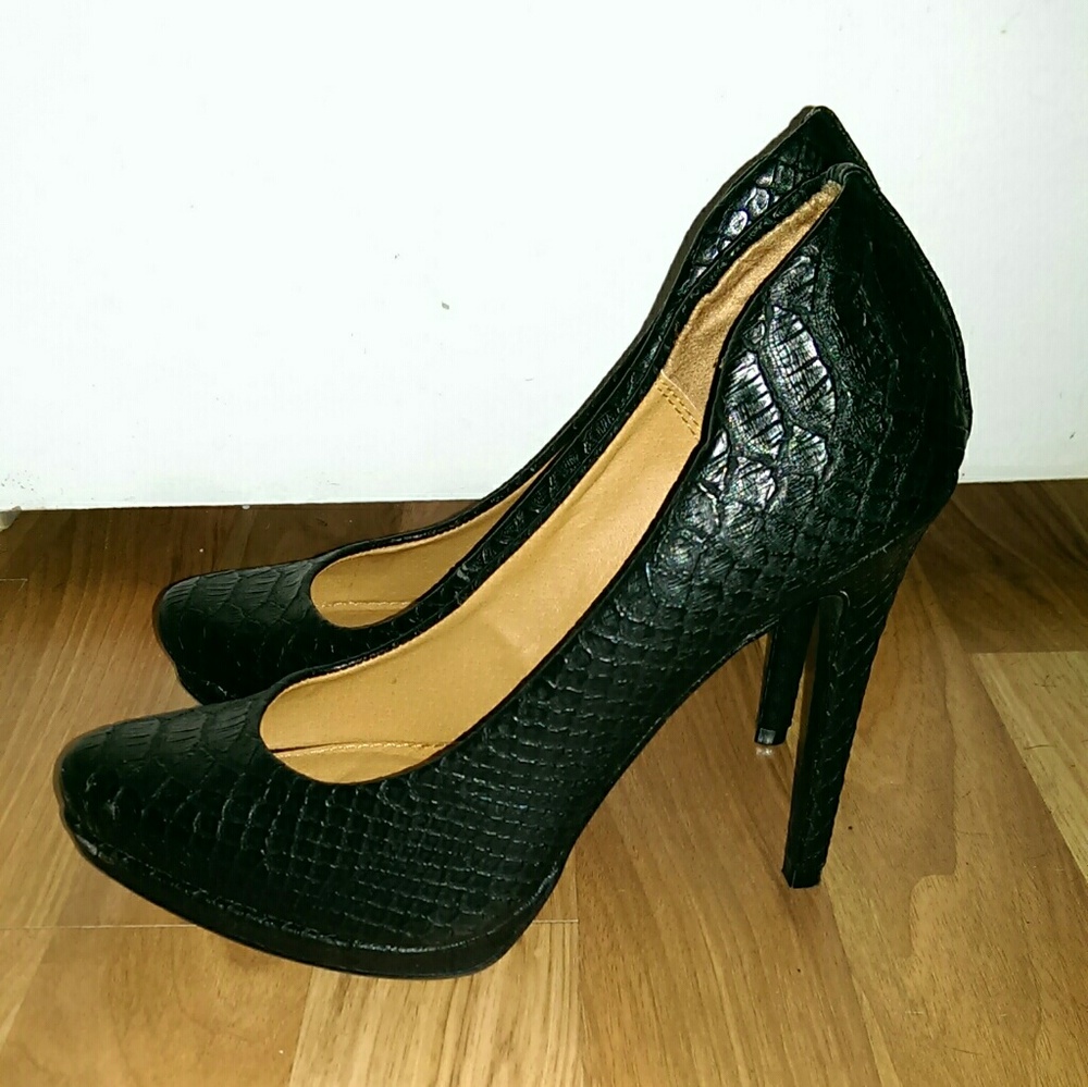 MIA black dress pumps/heels.
