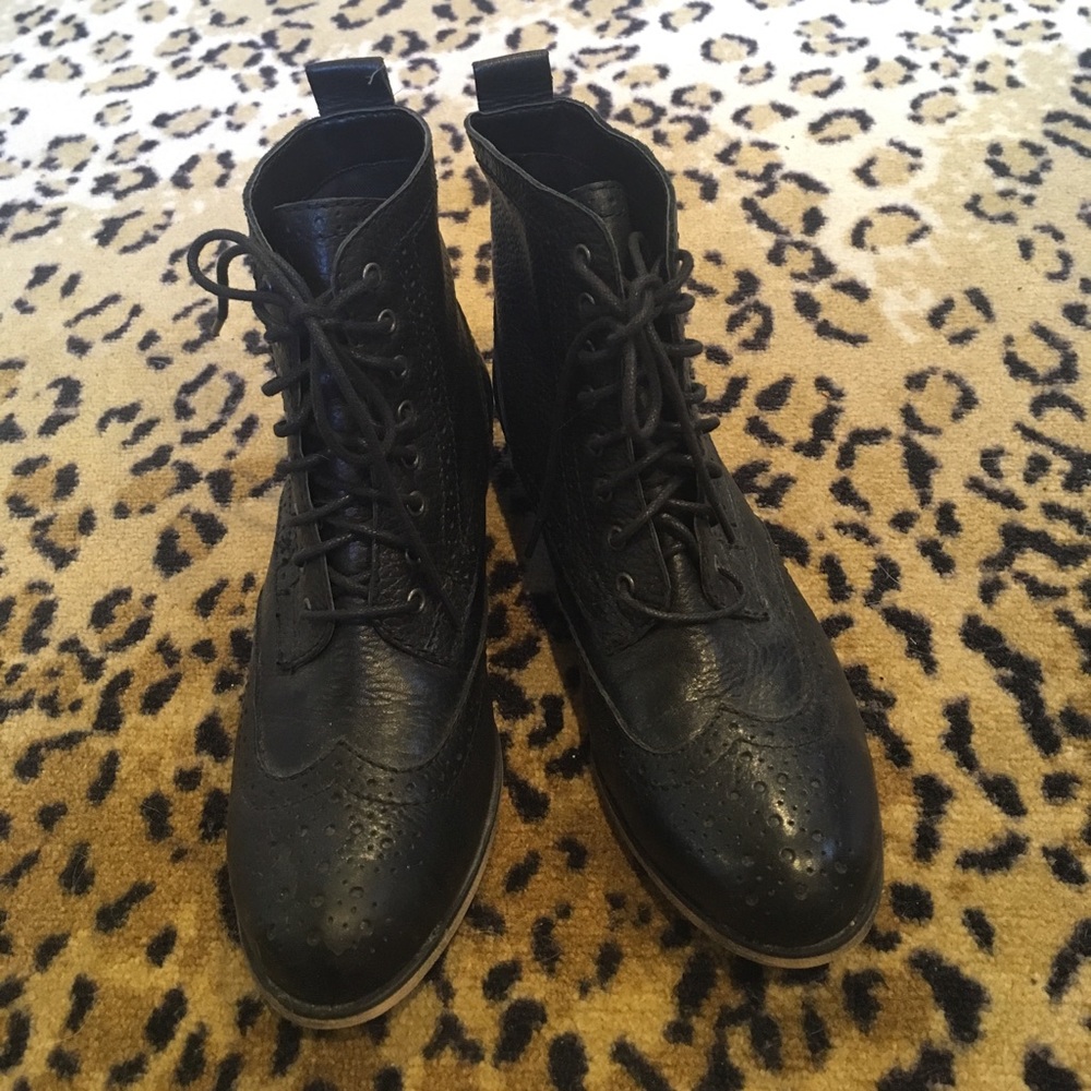 Adorable Black combat -style boots. SZ 6