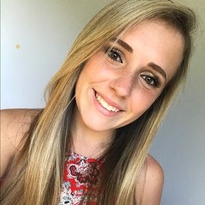 Meet your Posher, Alexis