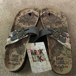 Muk Luks. Beautiful grey with roses. Size 9.