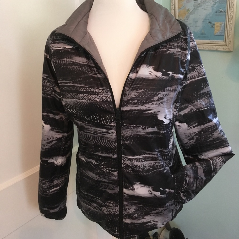 Light weight reversible puffy jacket