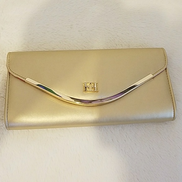 Escada clutch Clearance